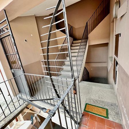Abstract House Design Home In Center Of تورينو المظهر الخارجي الصورة